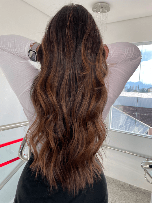 5 ideias de títulos:
1. Cabelo Chocolate: O Guia Completo para Morenas em 2026
2. Descubra o Tom de Chocolate Perfeito para o Seu Subtom de Pele
3. Tendências de Cabelo Chocolate: Glossy e Nuances Gourmand para 2026
4. Como Conseguir o Cabelo Chocolate dos Sonhos em Casa
5. Manutenção do Cabelo Chocolate: Dicas para Cor Duradoura e Brilhante