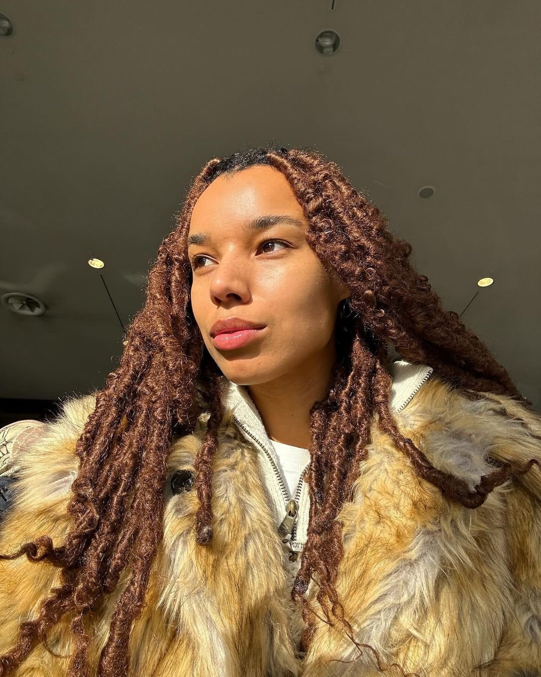 5 ideias de títulos:
1. Cabelo Chocolate: O Guia Completo para Morenas em 2026
2. Descubra o Tom de Chocolate Perfeito para o Seu Subtom de Pele
3. Tendências de Cabelo Chocolate: Glossy e Nuances Gourmand para 2026
4. Como Conseguir o Cabelo Chocolate dos Sonhos em Casa
5. Manutenção do Cabelo Chocolate: Dicas para Cor Duradoura e Brilhante