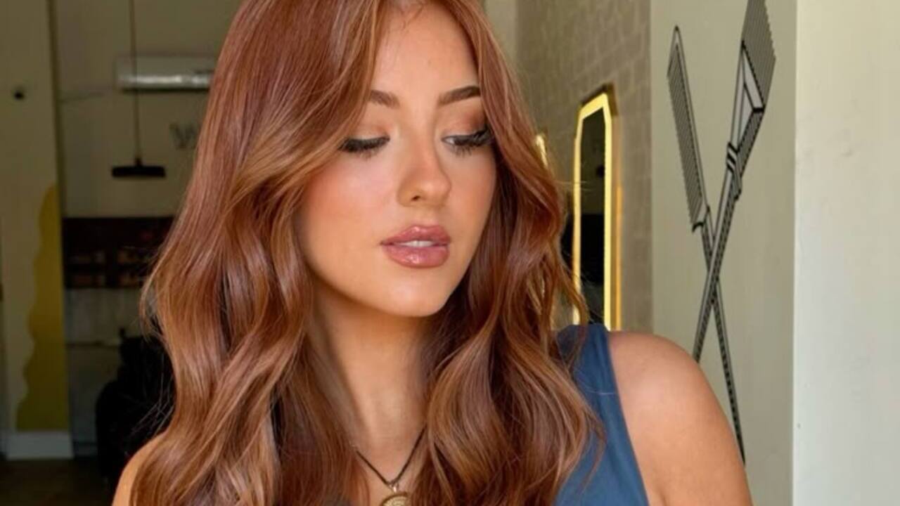 5 ideias de títulos:
1. Desvendando as Cores de Cabelo que Dominarão 2026: Do Loiro Manteiga ao Azul Puro.
2. Morenas Iluminadas e Ruivos Orgânicos: As Tendências de Cabelo para Ficar de Olho em 2026.
3. Preto Mate e Luzes Framing: As Novas Apostas para um Visual Sofisticado em 2026.
4. A Influência da Cor do Ano Coral 2026 nas Tendências Capilares Criativas.
5. Cabelos Naturais e Brilhantes: O Guia Completo das Cores de Cabelo para 2026.