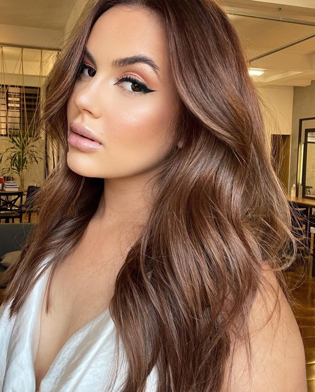 Cabelos que Rejuvenescem: 5 Tons Perfeitos para Iluminar o Rosto de Morenas