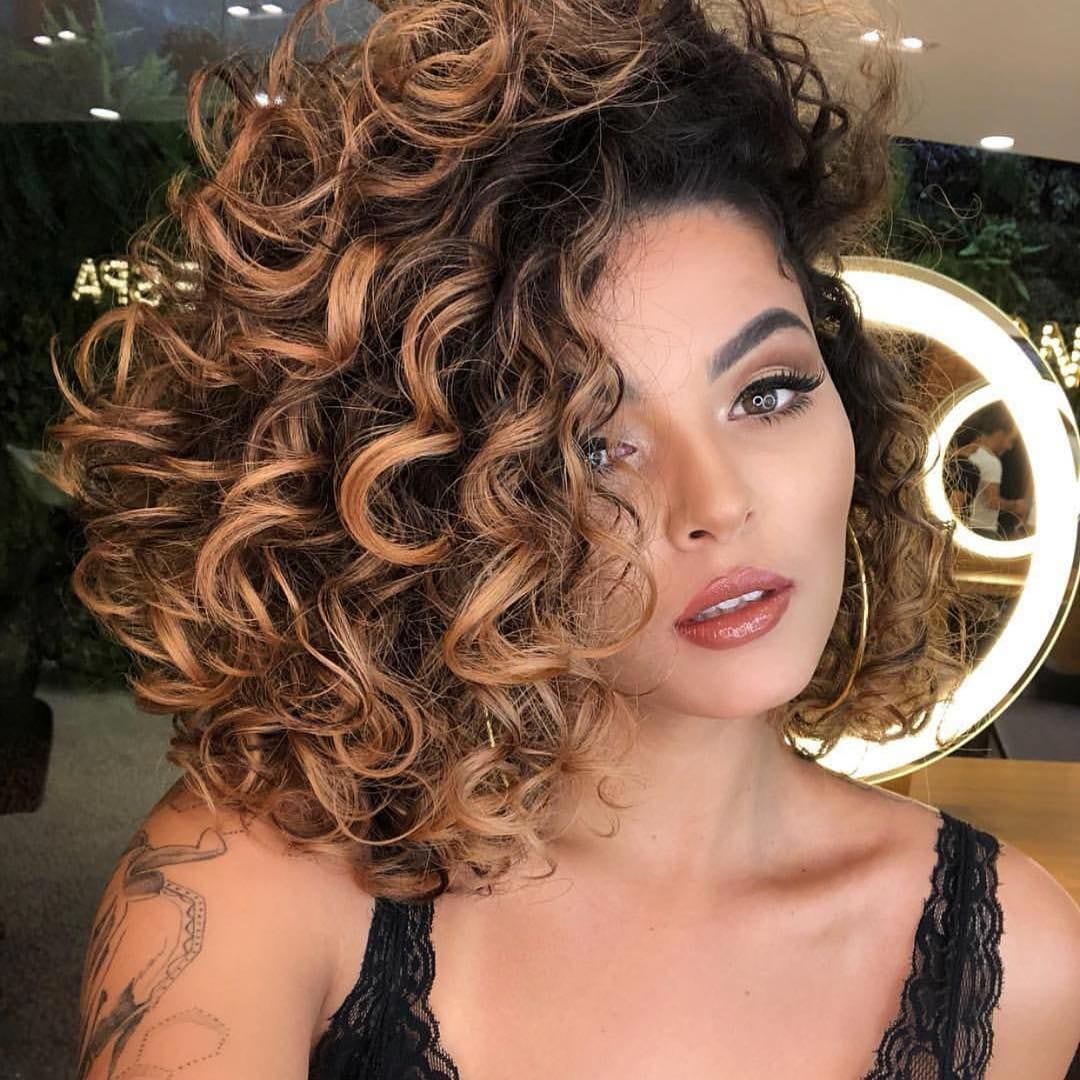Descubra a Cor de Cabelo Ideal para Seu Subtom de Pele Morena (Quente ou Fria)