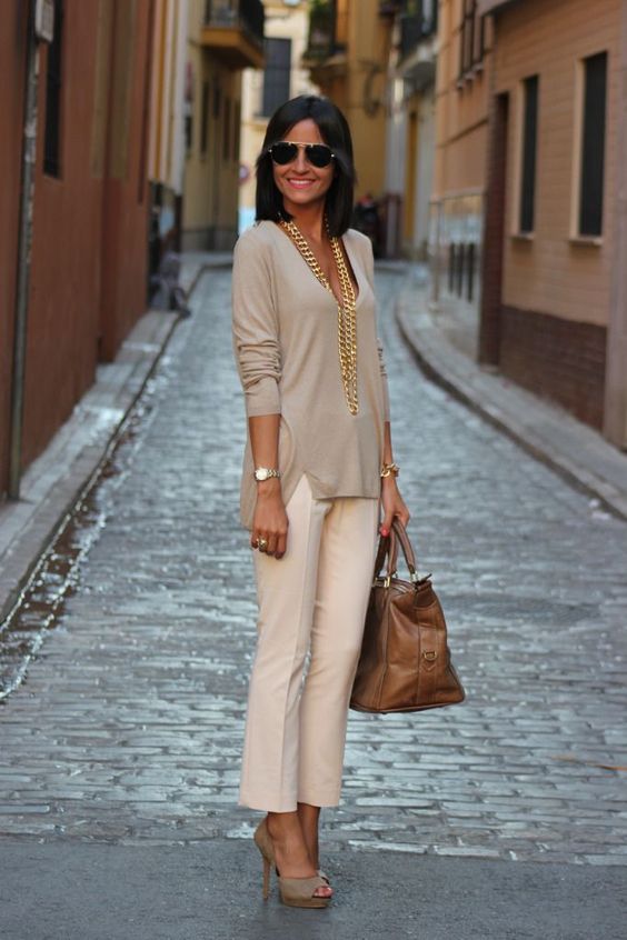 bege e dourado roupa