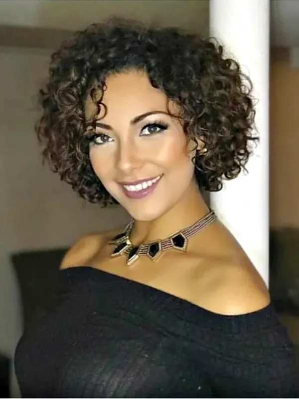 Long Bob Cacheado: A Versatilidade do Comprimento Médio em Alta