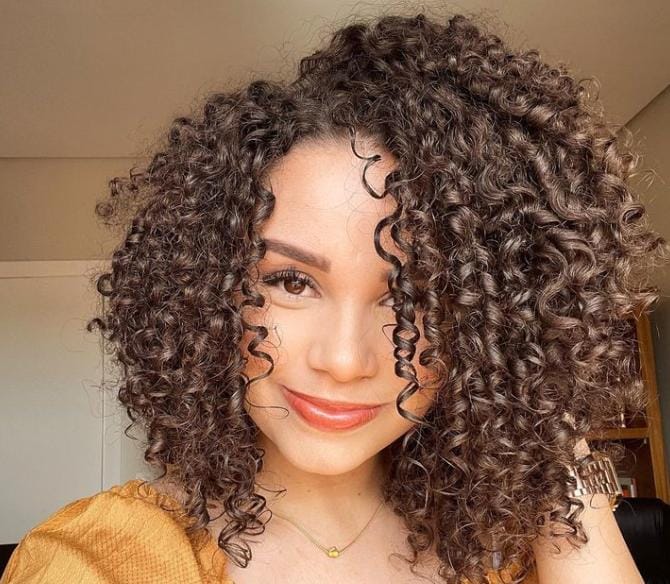 Corte a Seco para Cabelos Cacheados: Vantagens e Como Encontrar um Bom Profissional