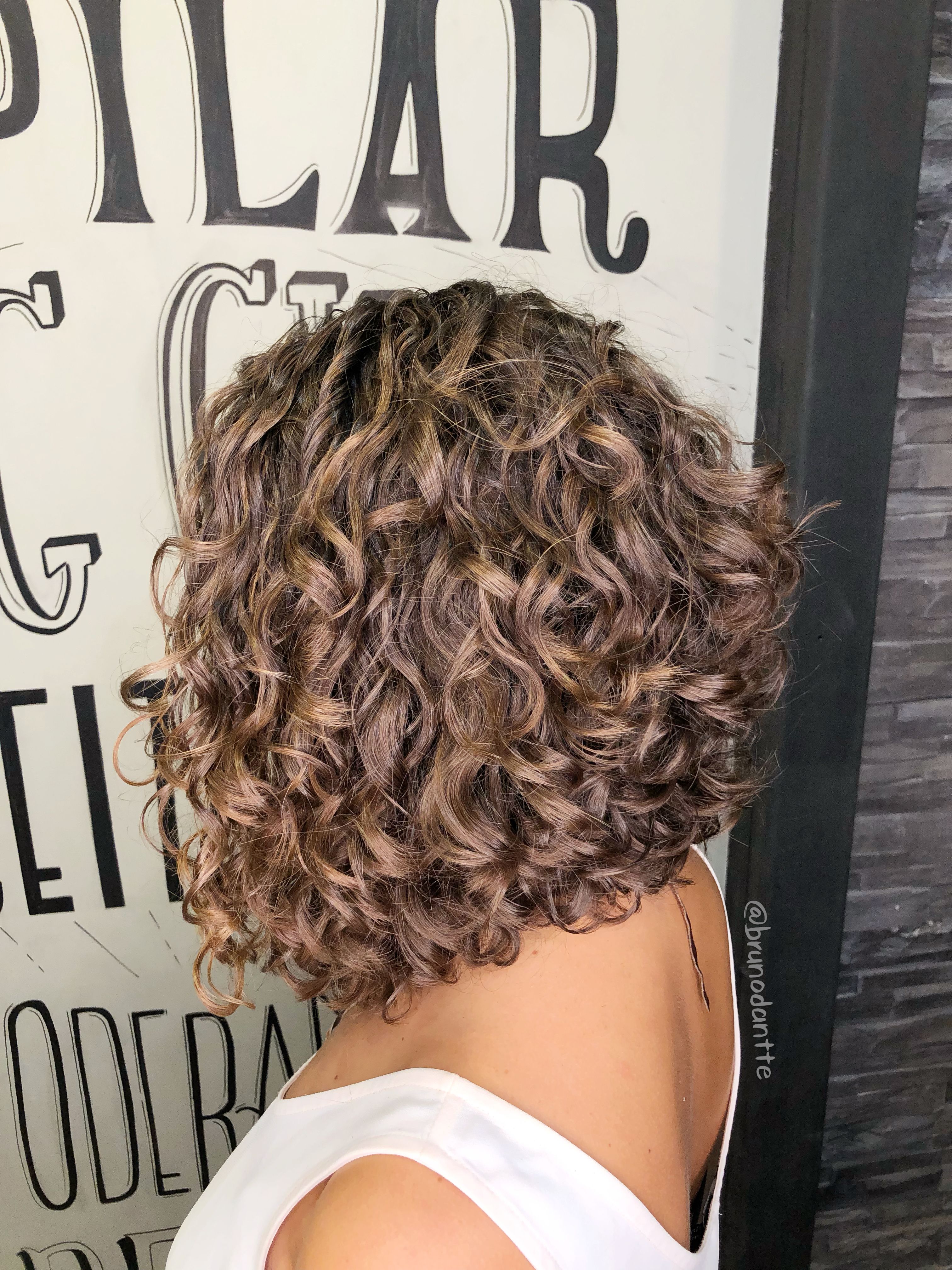 Chanel de Bico ou Assimétrico: Qual o Melhor para Seu Cabelo Cacheado?