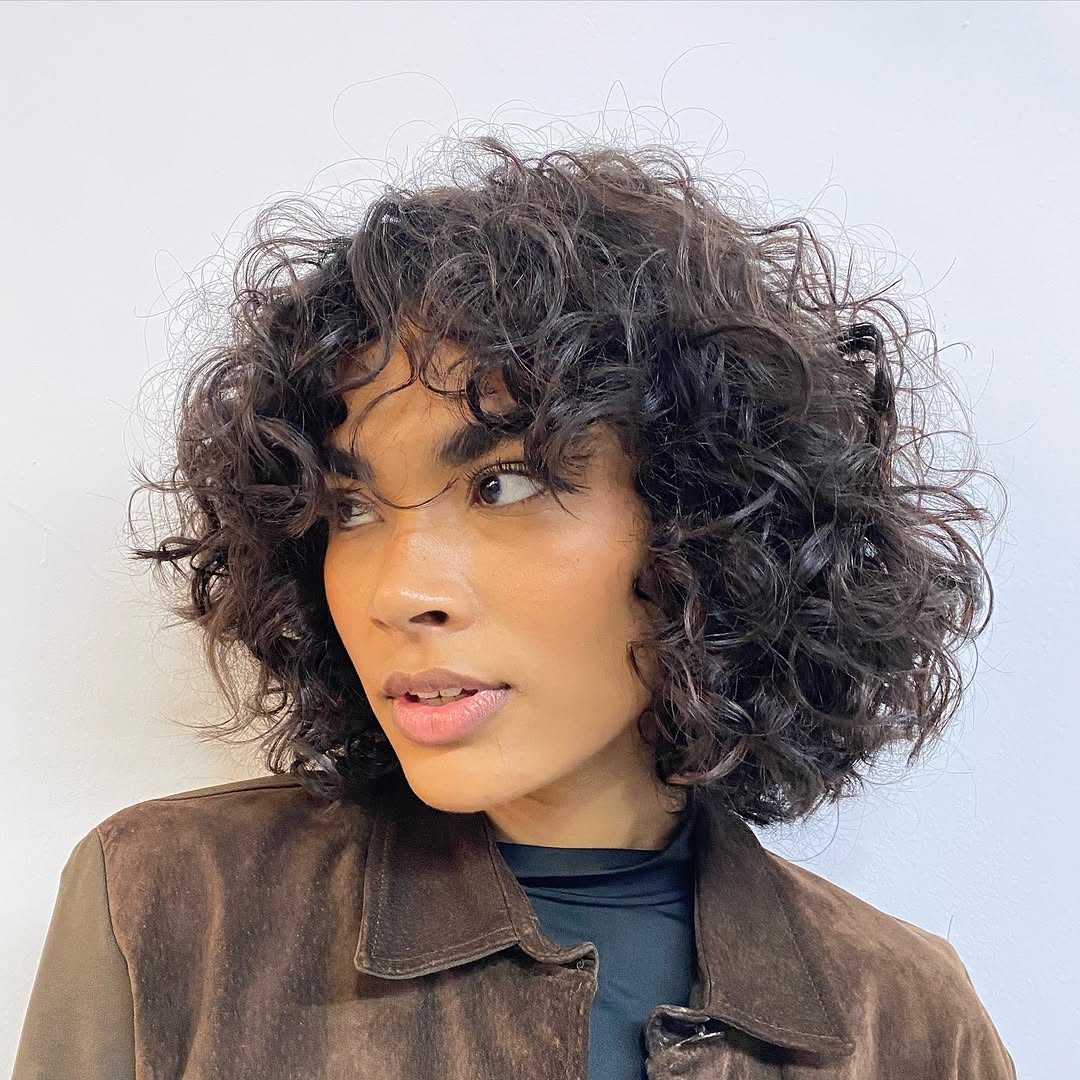 Corte a Seco para Cabelos Cacheados: Vantagens e Como Encontrar um Bom Profissional