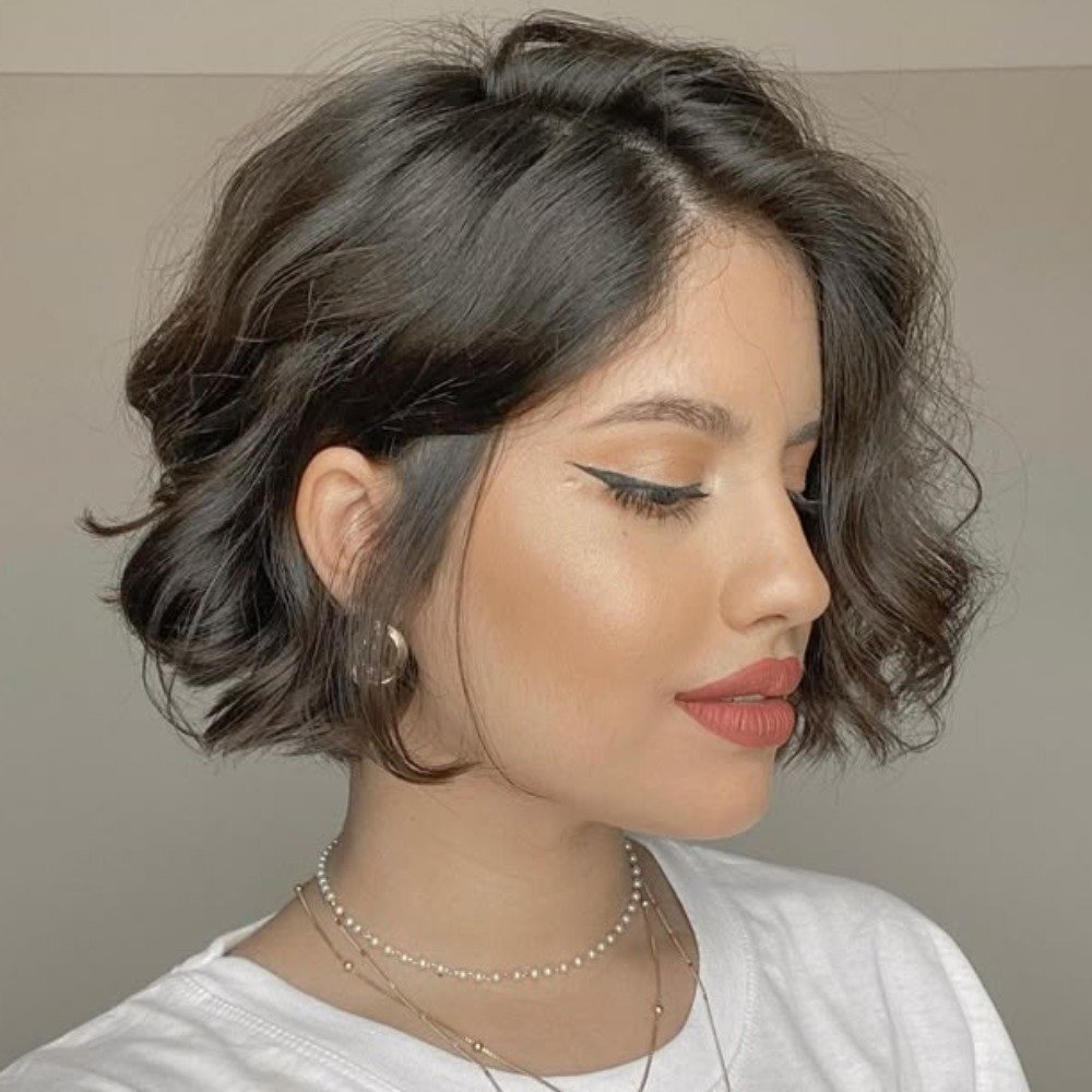 cabelo curto ondulado com franja