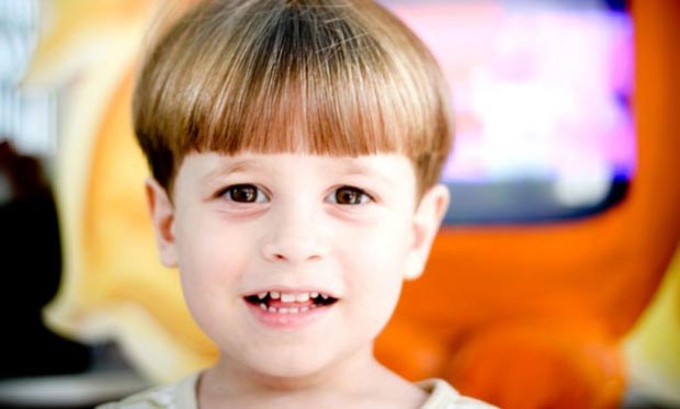 Penteados Y2K: Inspire-se nas Mechas Frontais e Franjas Laterais para um Look Autêntico