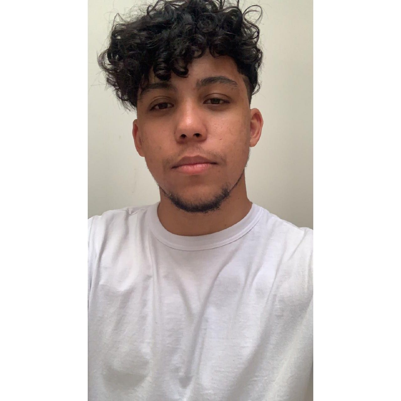 Desvendando o Frizz: Dicas Essenciais de Finalização para Cabelo 2C