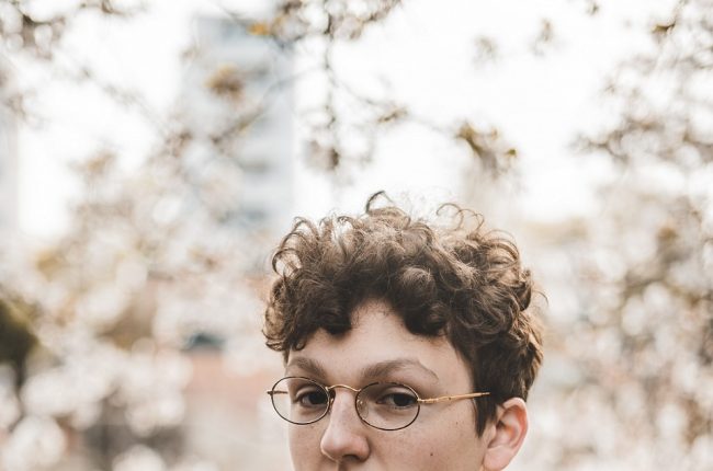 Desvendando o Frizz: Dicas Essenciais de Finalização para Cabelo 2C