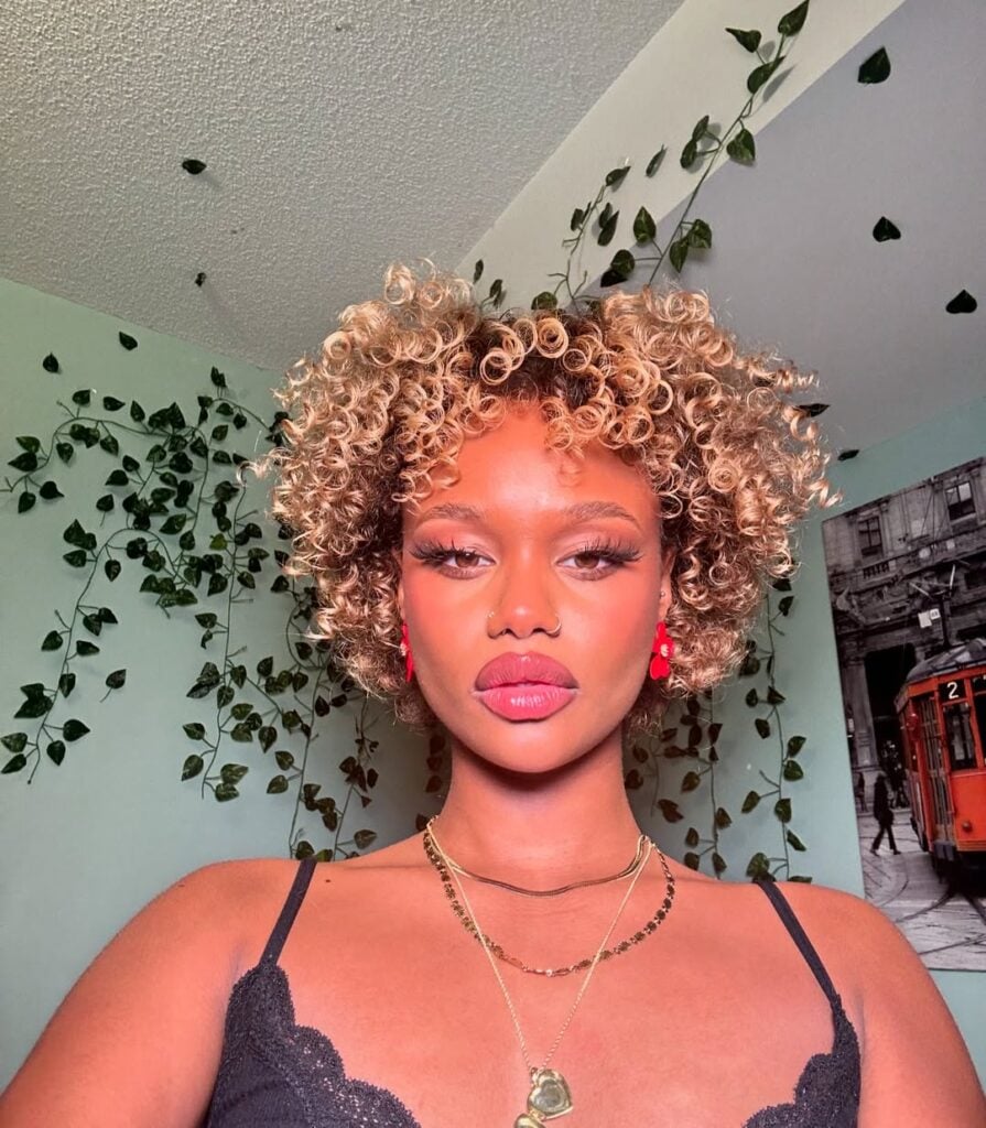 5 Cortes de Cabelo Afro Feminino Curtos que Vão Dominar 2026
Como Escolher o Corte Afro Curto Ideal para o Seu Rosto
Manutenção e Cuidados Essenciais para Cortes de Cabelo Afro Curtos
Tendências de Finalização para Cortes Afro Curtos
Inspirações de Cortes Afro Curtos: Do Buzz Cut ao Pixie