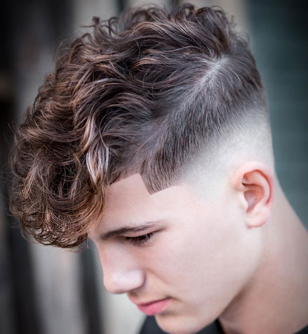 5 ideias de títulos:
1. Corte Americano: O Guia Completo para o Taper Fade Perfeito
2. Do Low ao High Fade: Descubra o Tipo de Corte Americano Ideal para Você
3. Como Manter e Finalizar seu Corte Americano para um Visual Impecável
4. Corte Americano em Cabelos Cacheados e Lisos: Dicas de Estilização
5. Inspirações de Corte Americano: Fotos e Tendências para 2024