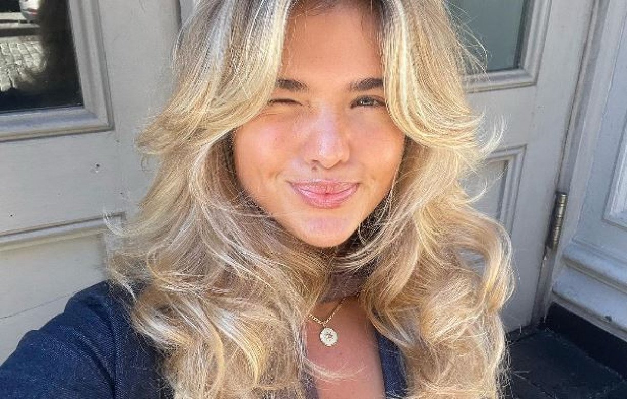 corte de cabelo médio com franja cortininha
