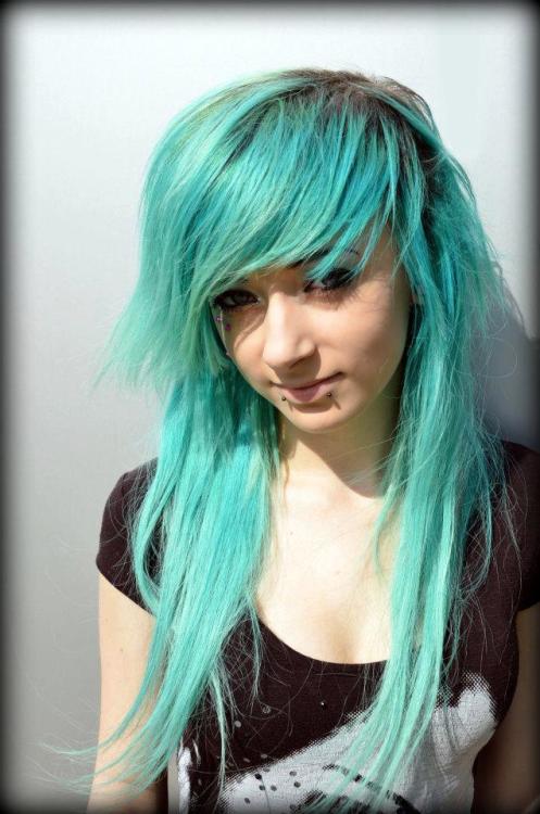 Como fazer o corte emo feminino em casa: tutorial passo a passo