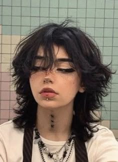 Como fazer o corte emo feminino em casa: tutorial passo a passo