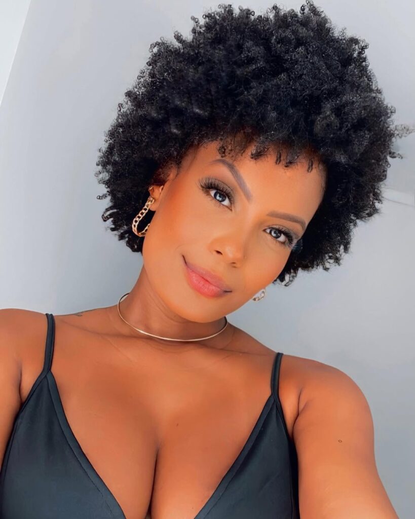 5 Ideias de Cortes de Cabelo Afro Feminino para Renovar o Visual
5 Cortes de Cabelo Crespo que Valorizam o Volume Natural
Guia Completo: Cortes de Cabelo Afro para Transição Capilar
Como Escolher o Corte de Cabelo Crespo Ideal para Você
Tendências de Cortes de Cabelo Afro Feminino: Do Clássico ao Moderno