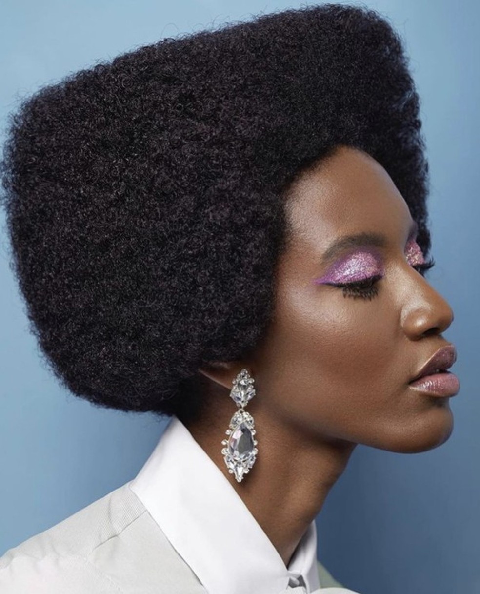 5 Ideias de Cortes de Cabelo Afro Feminino para Renovar o Visual
5 Cortes de Cabelo Crespo que Valorizam o Volume Natural
Guia Completo: Cortes de Cabelo Afro para Transição Capilar
Como Escolher o Corte de Cabelo Crespo Ideal para Você
Tendências de Cortes de Cabelo Afro Feminino: Do Clássico ao Moderno