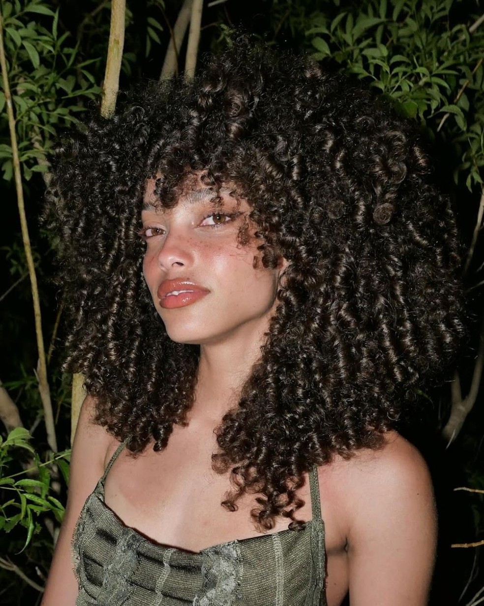 5 ideias de títulos:
1. Butterfly Cut: O Guia Completo para o Corte do Momento
2. Como Conseguir o Efeito Butterfly no Seu Cabelo: Dicas e Truques
3. Butterfly Cut: A Versatilidade que Transforma Cabelos Médios e Longos
4. Finalização Perfeita para o Butterfly Cut: Volume e Leveza Garantidos
5. Onde Fazer o Butterfly Cut: Salões Especializados em SP e RJ