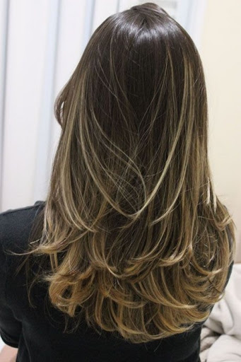 Corte em Camadas vs. Blunt Cut: Qual Escolher para Seu Cabelo Liso?