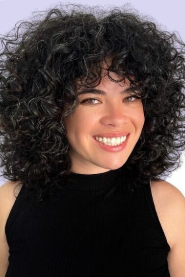 Como Manter o Volume Natural dos Cachos sem o Efeito Pirâmide