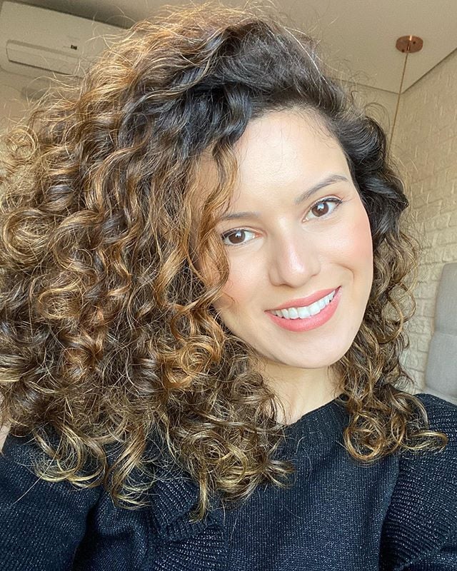 Franjas para Cabelos Cacheados Médios: Qual Escolher?