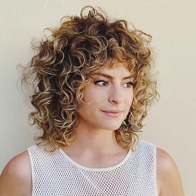 Rotina de Cuidados para Cabelos Cacheados Médios e Saudáveis