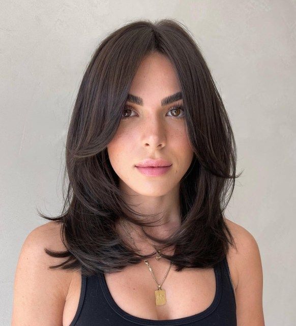 corte medio liso para rosto oval