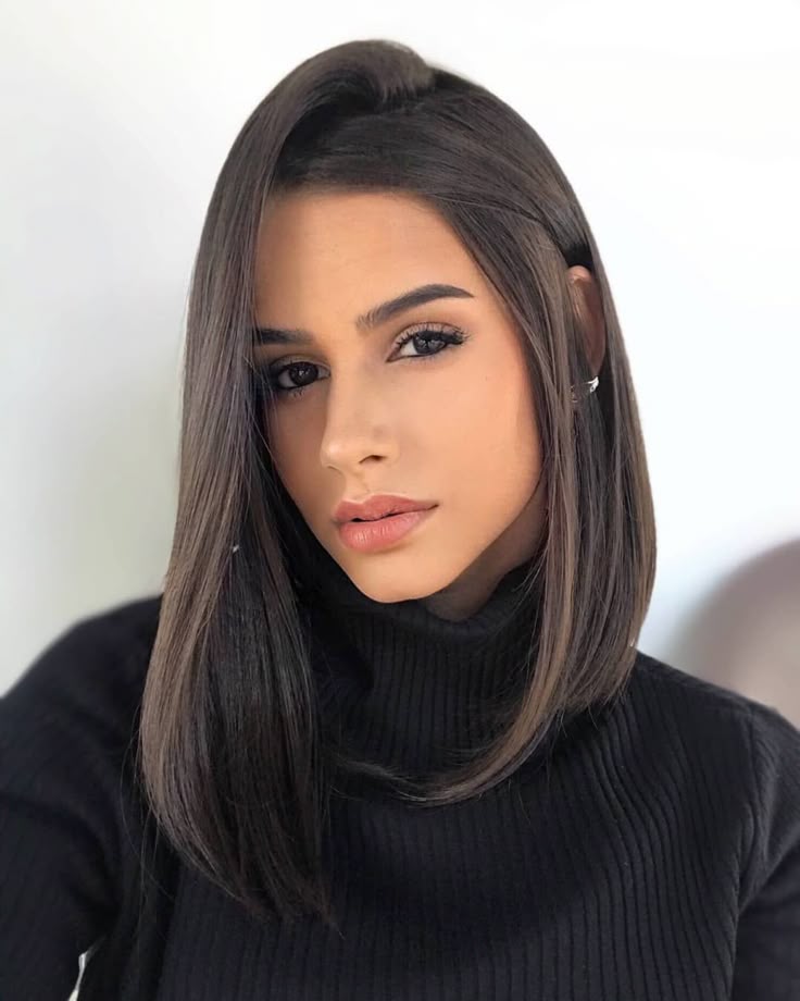 corte medio liso para rosto triangular