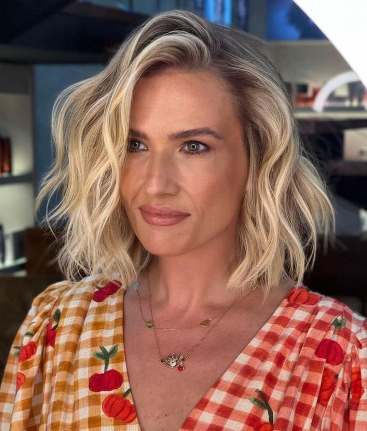 5 Cortes de Cabelo que Rejuvenessem em 2026
5 Dicas Essenciais para Escolher o Corte de Cabelo Ideal
Como o Corte Pixie Pode Transformar Seu Visual
O Poder das Camadas: Cortes que Dão Movimento e Leveza
Tendências de Cortes Médios para Mulheres Maduras