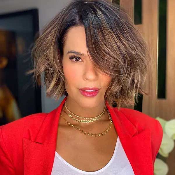 Como Usar e Por Que Ele Rejuvenesce
3. Do Clássico ao Moderno: Tudo Sobre o Corte Short Bob
4. Short Bob: O Corte Perfeito para Quem Busca Praticidade e Estilo
5. Como Escolher o Short Bob Ideal para o Seu Tipo de Cabelo e Rosto