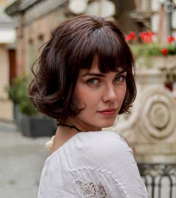 5 Ideias de Títulos para um Artigo sobre Short Bob:
1. Short Bob: O Guia Completo do Corte que Está Dominando as Tendências
2. Descubra o Short Bob: Variações