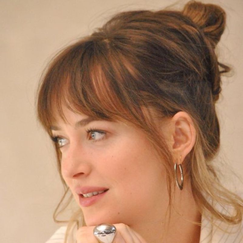 5 Ideias de Cortes para Disfarçar Testa Grande
Como a Franja Pode Transformar Seu Visual
O Poder das Camadas: Cortes que Equilibram o Rosto
Dicas de Estilo para Suavizar a Testa Alta
Shag Hair: O Corte Versátil para Diversos Formatos de Rosto