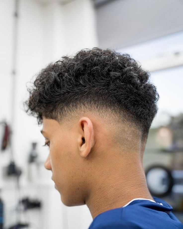 Guia Completo de Cortes Curtos para Cabelo Cacheado Masculino: Low Fade, Americano e Caesar