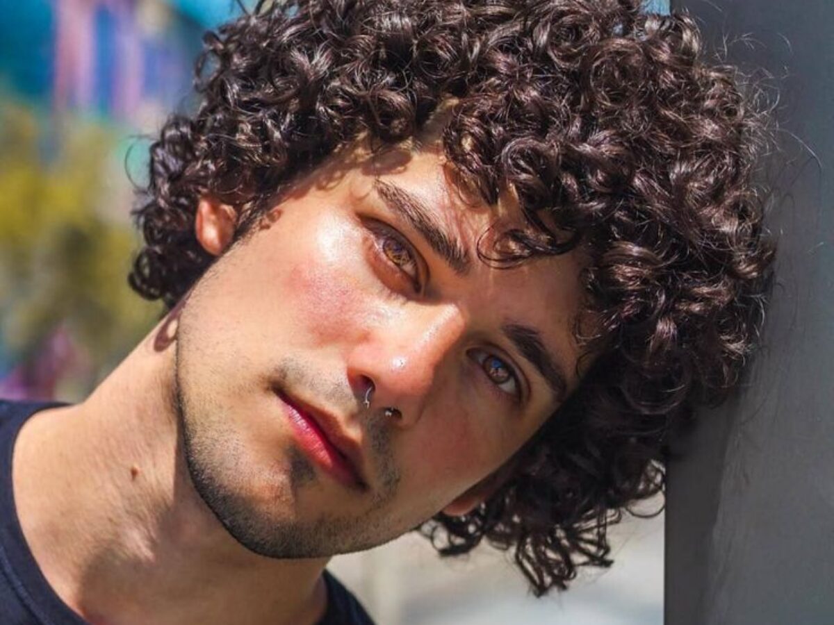 Tendências de Cortes Masculinos Cacheados 2024/2026: Mullet Moderno e Edgar Haircut em Destaque