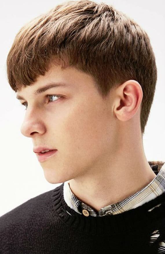 Undercut); Cortes Clássicos e Modernos para Cabelo Liso Masculino: Do Social ao Old Money; Cabelo Liso Masculino: Dicas de Texturização e Movimento para Evitar o 'Chapado'; Tendências 2025/2026: Os Cortes de Cabelo Liso Masculino que Você Precisa Conhecer