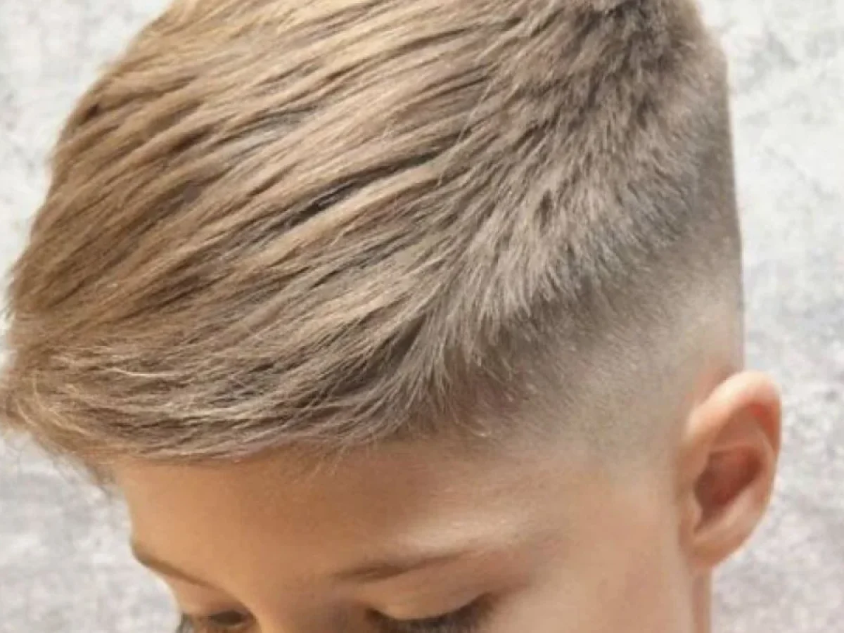 Undercut); Cortes Clássicos e Modernos para Cabelo Liso Masculino: Do Social ao Old Money; Cabelo Liso Masculino: Dicas de Texturização e Movimento para Evitar o 'Chapado'; Tendências 2025/2026: Os Cortes de Cabelo Liso Masculino que Você Precisa Conhecer