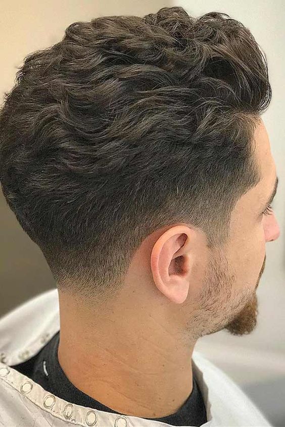 Pompadour Moderno vs. Clássico: Qual Escolher para Seu Rosto?