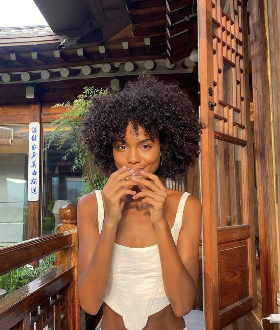 corte de cabelo ondulado curto repicado em camadas