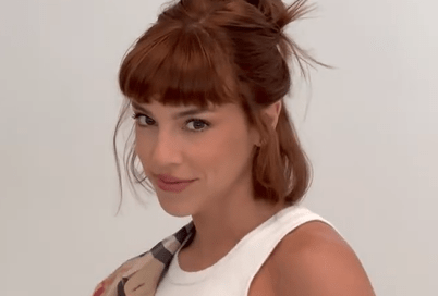 Guia Completo: Cortes e Cores de Cabelo para Arrasar no Outono/Inverno 2026; Desvende as Tendências: Cortes Médios e Curtos Essenciais para o Inverno 2026; Cores de Cabelo 2026: Tons Quentes e Naturais que Vão Dominar o Outono/Inverno; Como Adotar a Textura Natural: Dicas de Cabelo para o Outono/Inverno 2026; Franjas e Camadas: O Segredo para um Visual Rejuvenescido no Frio de 2026