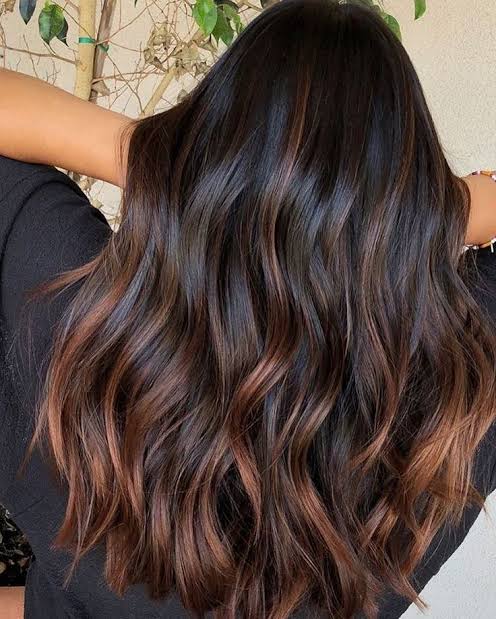 Guia Completo: Cortes e Cores de Cabelo para Arrasar no Outono/Inverno 2026; Desvende as Tendências: Cortes Médios e Curtos Essenciais para o Inverno 2026; Cores de Cabelo 2026: Tons Quentes e Naturais que Vão Dominar o Outono/Inverno; Como Adotar a Textura Natural: Dicas de Cabelo para o Outono/Inverno 2026; Franjas e Camadas: O Segredo para um Visual Rejuvenescido no Frio de 2026