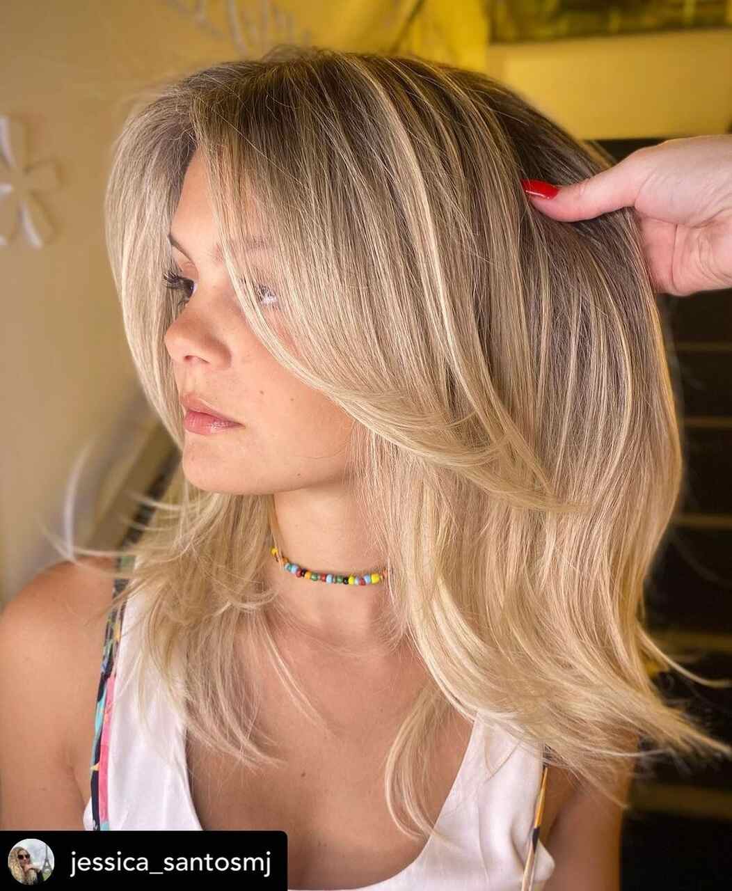 Guia Completo: Cortes e Cores de Cabelo para Arrasar no Outono/Inverno 2026; Desvende as Tendências: Cortes Médios e Curtos Essenciais para o Inverno 2026; Cores de Cabelo 2026: Tons Quentes e Naturais que Vão Dominar o Outono/Inverno; Como Adotar a Textura Natural: Dicas de Cabelo para o Outono/Inverno 2026; Franjas e Camadas: O Segredo para um Visual Rejuvenescido no Frio de 2026