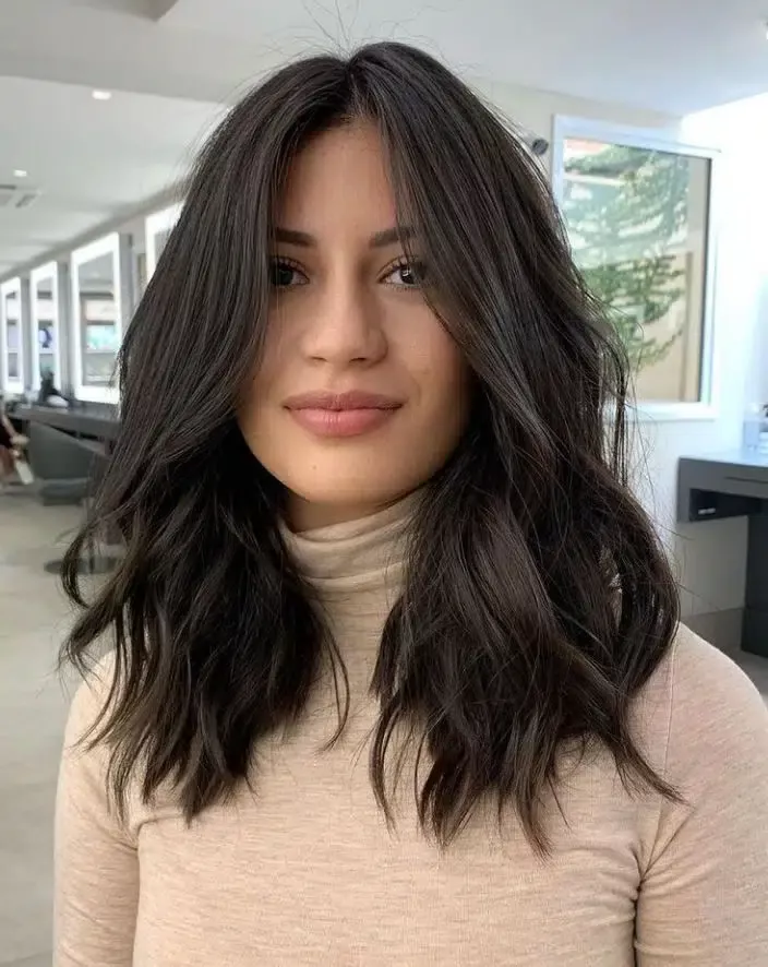 Long Bob Assimétrico: O Segredo para Afinar o Rosto Redondo; Pixie Repicado: O Curto Ideal para Rosto Redondo e Moderno; Franjão Lateral: Como Escolher a Franja Perfeita para Rosto Redondo; Hair Contour: Técnicas de Coloração que Afinam o Rosto Redondo; Guia Completo de Visagismo para Rosto Redondo: Valorize Seus Traços