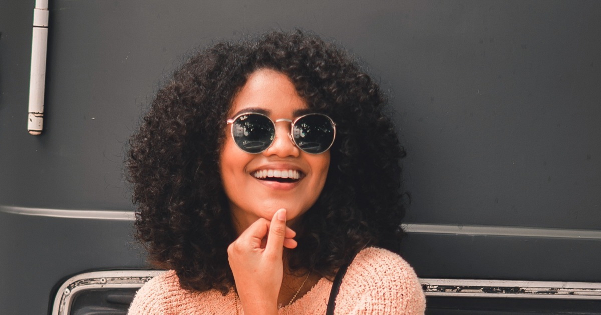 erros comuns ao cortar cabelo para rosto redondo