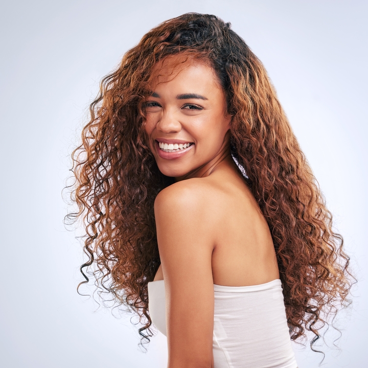 Cabelos cacheados: Cortes repicados que valorizam o volume sem encolher