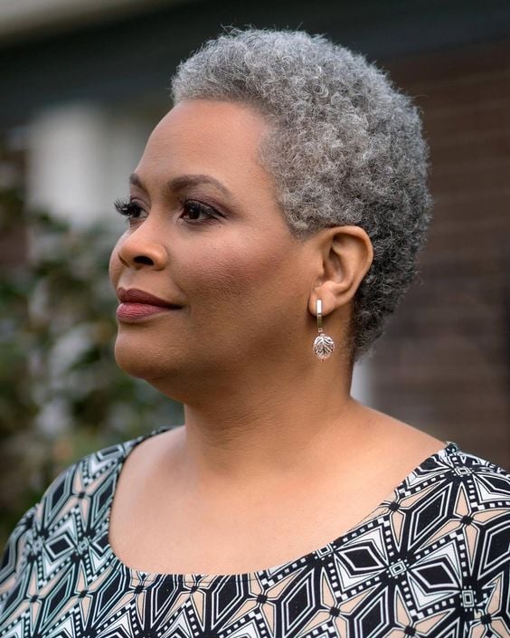 5 ideias de títulos:
1. Cortes Repicados Curtos que Rejuvenessem Mulheres Acima de 60 Anos
2. Guia Completo: Estilos de Corte Repicado Curto para Mulheres Maduras
3. Dicas de Manutenção e Estilo para Cortes Repicados Curtos
4. Pixie Cut Repicado: O Queridinho das Mulheres com Mais de 60
5. Bob Repicado e Bixie: Versatilidade e Elegância para Mulheres Maduras