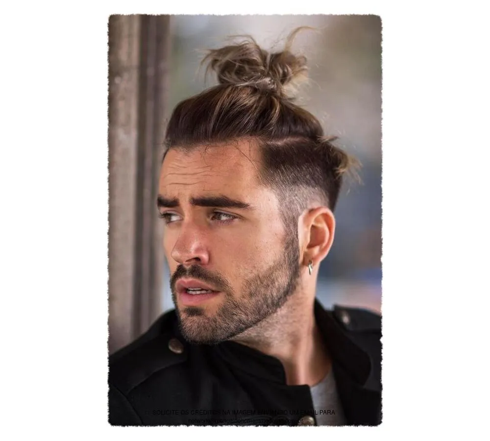 5 ideias de títulos:
1. Como Fazer o Coque Samurai Perfeito: Guia Passo a Passo
2. Top Knot vs. Coque Samurai: Entenda as Diferenças e Escolha o Seu
3. Cortes de Cabelo Samurai Modernos: Inspirações e Variações
4. A História por Trás do Corte Samurai: Do Guerreiro à Moda Atual
5. Dicas de Styling para o Coque Samurai: Acabamento e Fixação