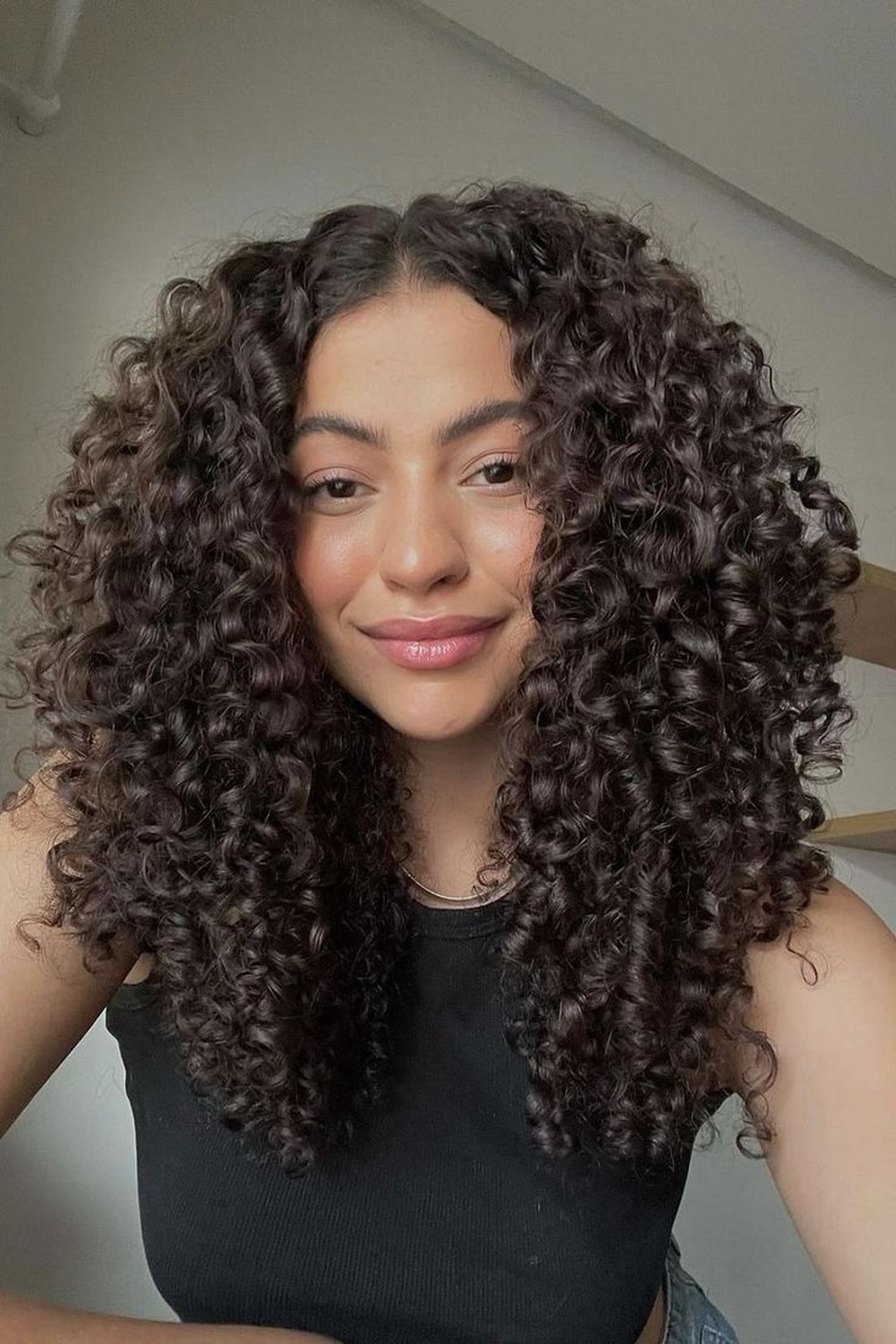 inspiração corte em camadas cabelo cacheado longo preto