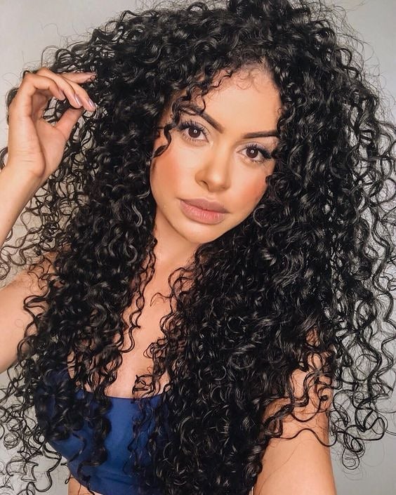 corte em camadas para cabelo cacheado longo preto
