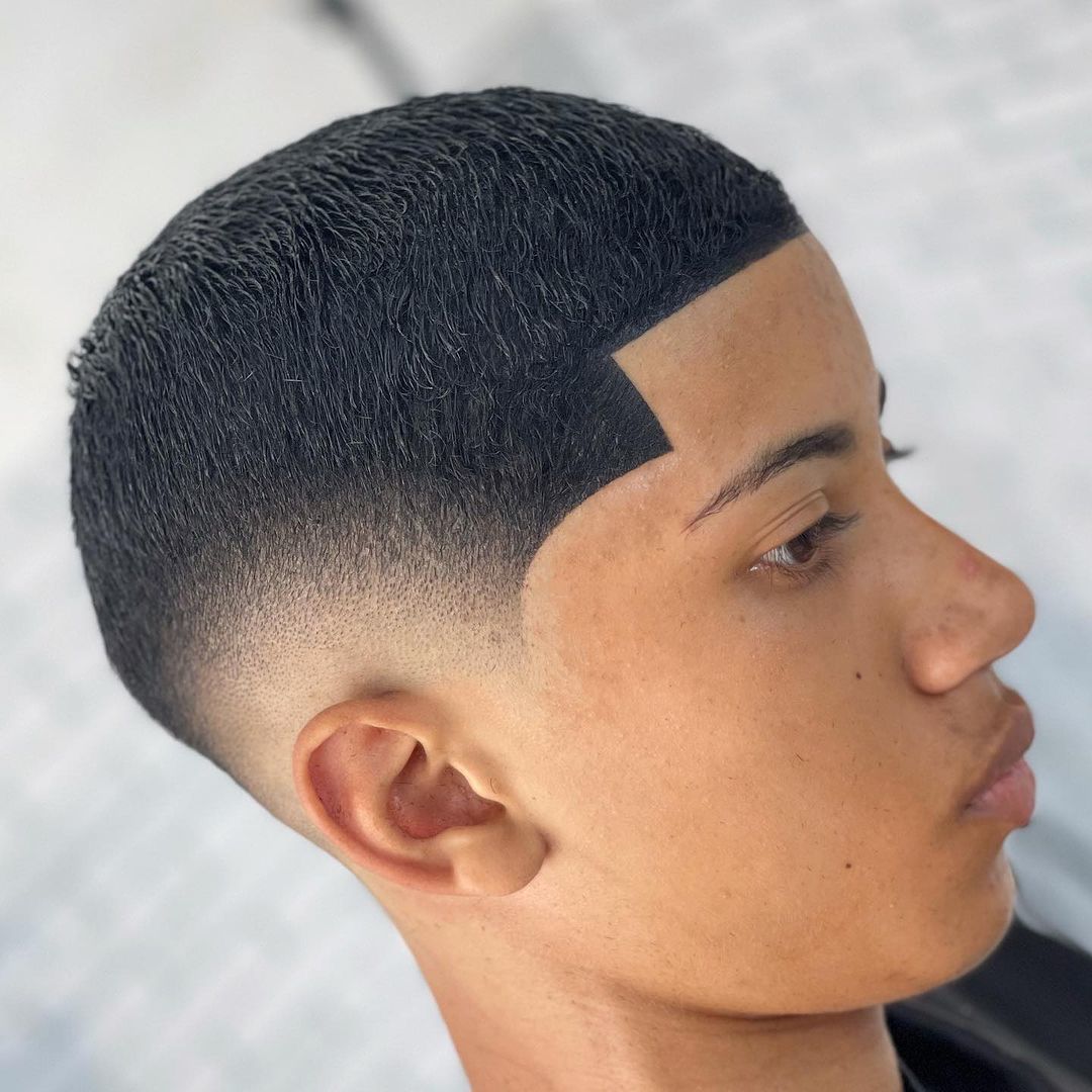 Low fade em V com risco