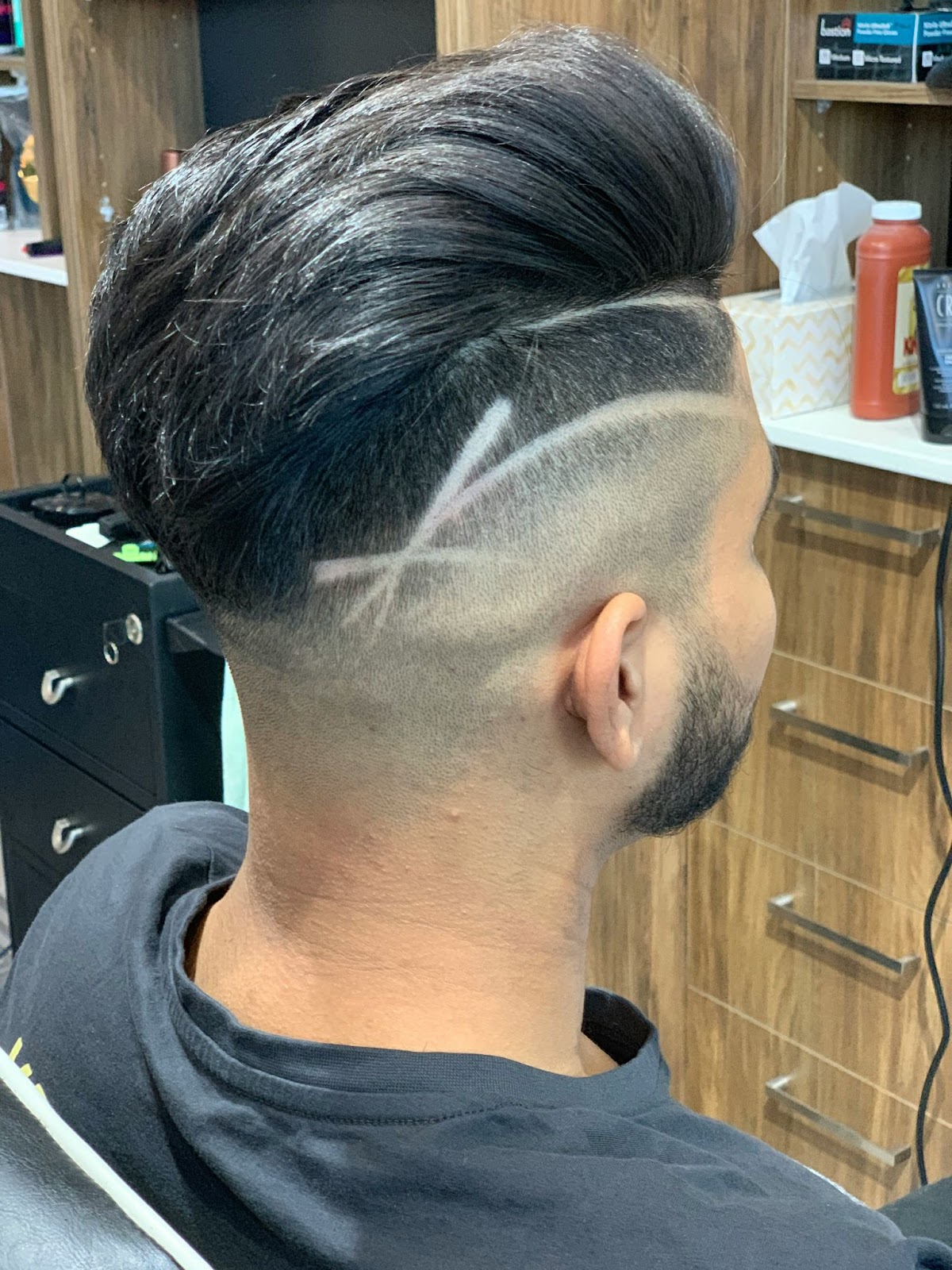 Corte de cabelo com listra lateral